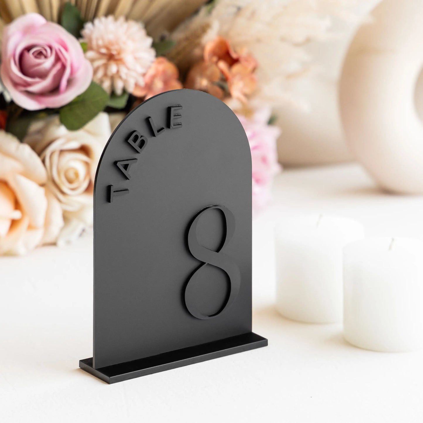 Numéros de Table Noirs Mat ou Blanc crème en Acrylique pour Mariage - UniqNoces