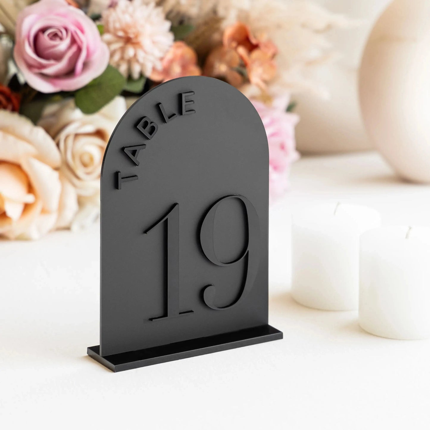 Numéros de Table Noirs Mat ou Blanc crème en Acrylique pour Mariage - UniqNoces