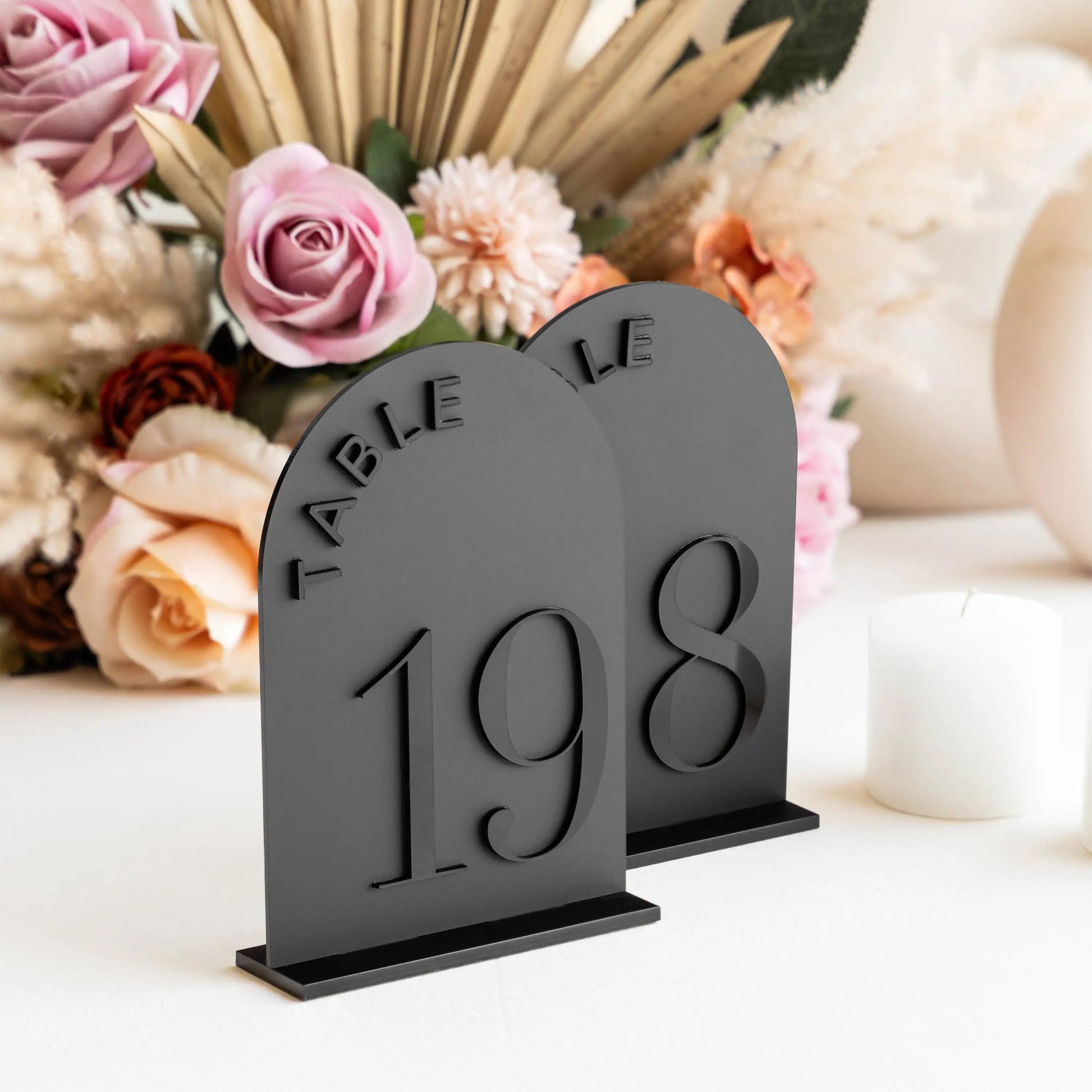 Numéros de Table Noirs Mat ou Blanc crème en Acrylique pour Mariage - UniqNoces