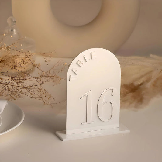 Numéros de Table Noirs Mat ou Blanc crème en Acrylique pour Mariage - UniqNoces